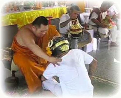 Pra Ajarn Supasit of Wat Bang Nam Chon giving Master Day Wai Kroo blesings.